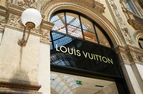 louis vuitton acquista il milan|louis vuitton milan italy locations.